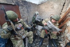 Российские солдаты на СВО читаю прессу