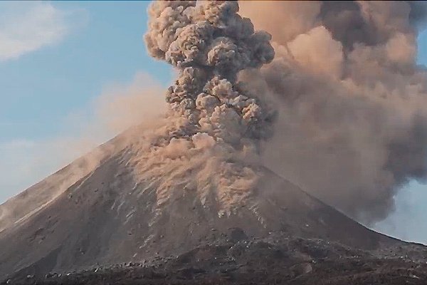 Извержение вулкана Анак-Кракатау в Индонезии
