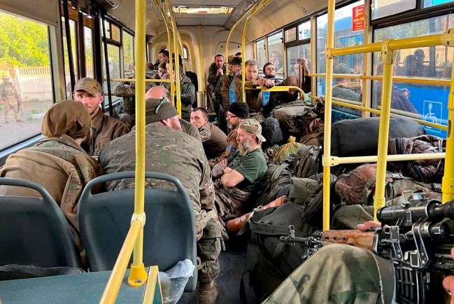Пленные боевики  «Азова»* и ВСУ в автобусе выезжают с «Азовстали»