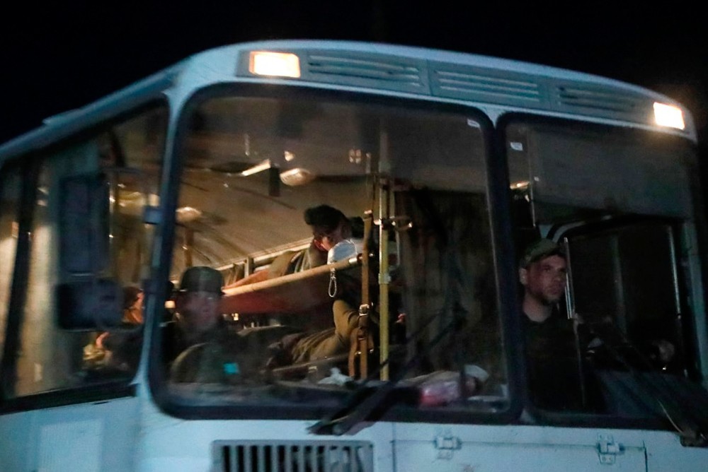 Автобус с пленными азовцами из Мариуполя