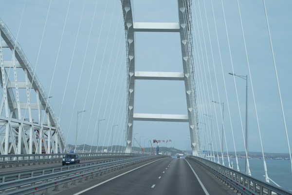 Середина арки автомобильной части Крымского моста