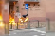 В Китае мужчина хотел поджечь школу и загорелся сам
