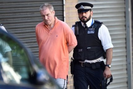 Полиция ведёт мужчину, напавшего на прихожан мечети в Лондоне.