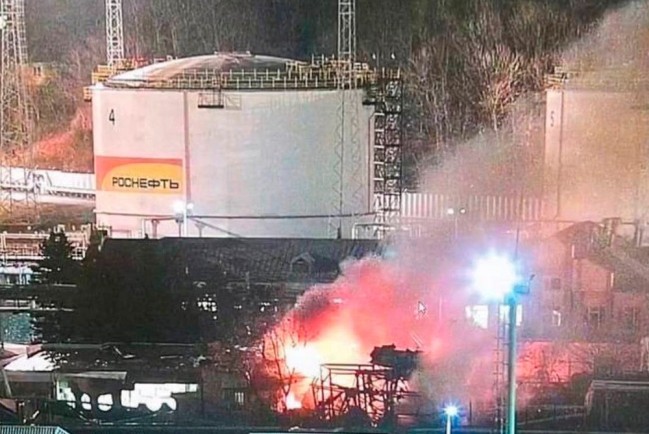 Беспилотники с взрывчаткой ударили по нефтебазе «Роснефти» в Туапсе