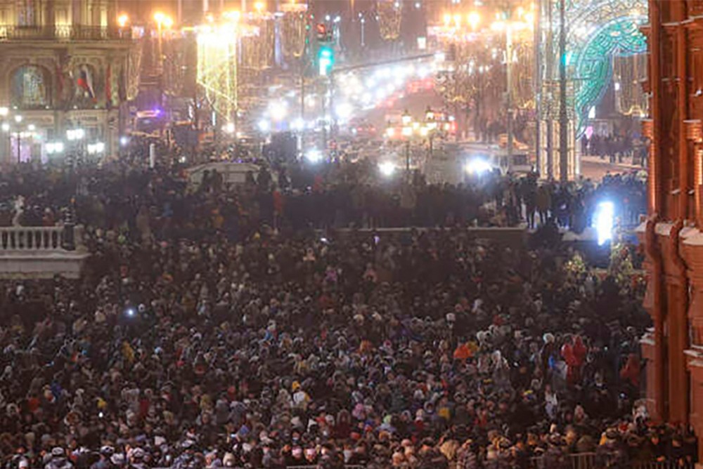 Почему 31 декабря. Толпа на красной площади. Красная площадь новый год 2022. Новогодняя ночь в Москве 2022. Красная площадь в новогоднюю ночь.