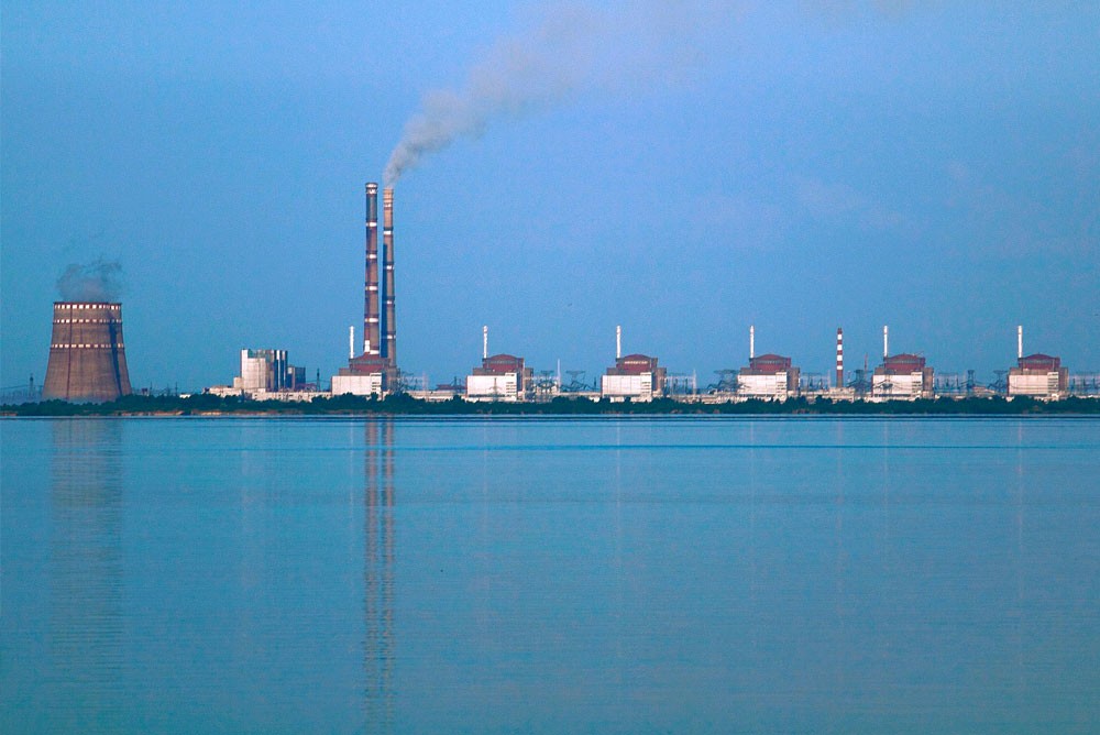 Крупнейшая атомная электростанция в Европе; 50 километров от города Запорожье, Украина. Фото с противоположного, "Никопольского" берега Днепра