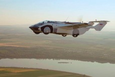 Первый в мире летающий автомобиль AirCar получил разрешение на полёты