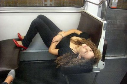 Девушка спящая в метро.