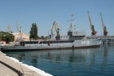 Учебно-тренировочный корабль "УТС-150", вероятно частично затонувший в Феодосии после удара ВСУ