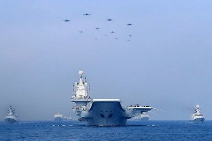Китайские военные корабли и истребители на военной выставке в Южно-Китайском море 12 апреля 2018 года