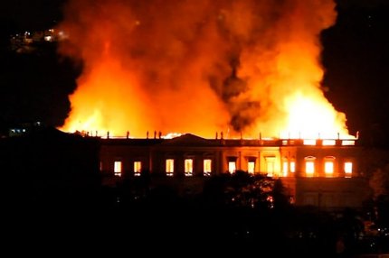 Пожар в Национальном музее Бразилии в Рио