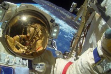 Роскосмос показал момент отказа аккумулятора скафандра в открытом космосе у космонавта Олега Артемьева