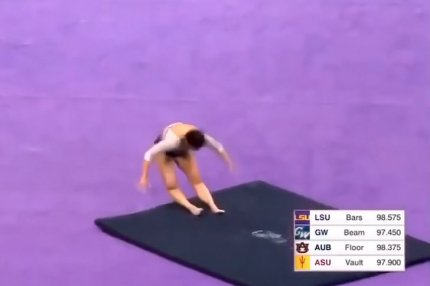 Американская гимнастка Саманта Керио сломала обе ноги при исполнении прыжка