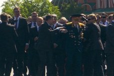 Охрана президента на Красной площади пытается оттащить ветерана от Путина 