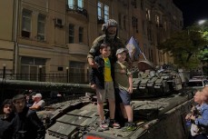 Дети фотографируются на танке с танкистом ЧВК "Вагнер" в Ростове
