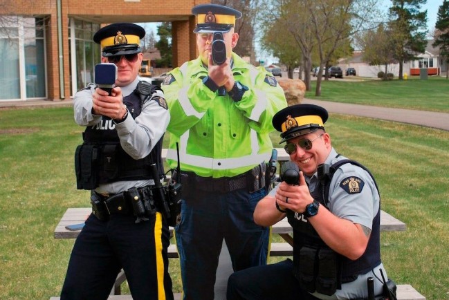 Канадских полицейских учат испражняться на лицо друг другу