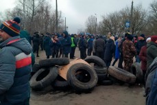 Новосанжарцы баррикадируются от эвакуированных из Китая граждан Украина