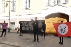 В Петербурге национальные большевики вышли с транспарантами: «Спасите армию от Шойгу»