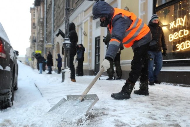 Коммунальщики Петербурга провалили уборку снега зимой 2022-2023