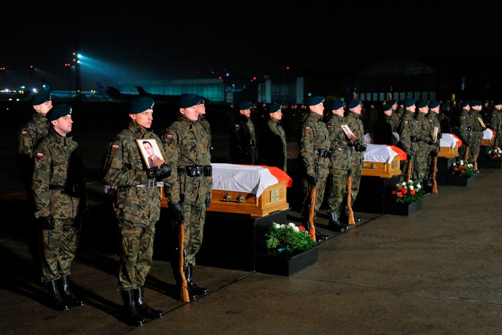 Польские военные убитые российскими войсками на Украине прибыли на родину в гробах 