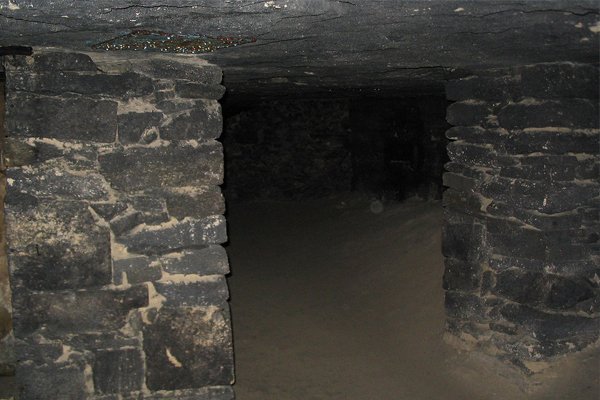 Один из коридоров в Аджимушкайских каменоломнях