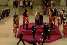 Королевский стражник упал в обморок во время службы у гроба Елизаветы II
