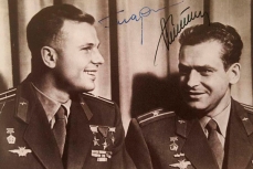 Два великих космонавта Гагарин и Титов.