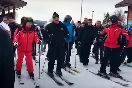 Владимир Путин и Александр Лукашенко катаются на лыжах на одном из склонов горнолыжного курорта Сочи
