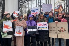 Акция протеста возле кафедрального собора УПЦ МП в Тернополе с требованием запретить УПЦ МП, 5 апреля. Таблички гласят: “Хватит!” “Вон из Украины”, “Московский патриархат убивает”.