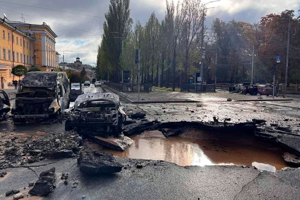 В Центре Киева сгоревшие автомобили и воронка от ракеты