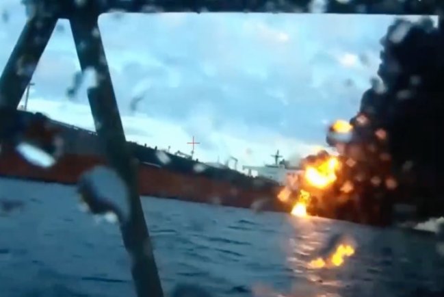 Момент подрыва танкера российского «теневого» флота в Черном море