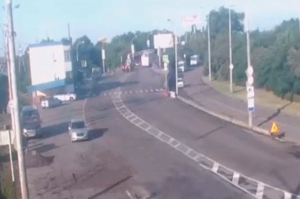 Автобус снёс габаритную рамку на Яблоновском мосту в Краснодаре