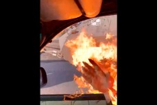 На Украине в российскую бронетехнику девушка кинула «Коктейль Молотова» и чуть сама не сгорела 