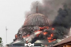 Купол Большой мечети Исламского центра в Джакарте обрушился из-за пожара