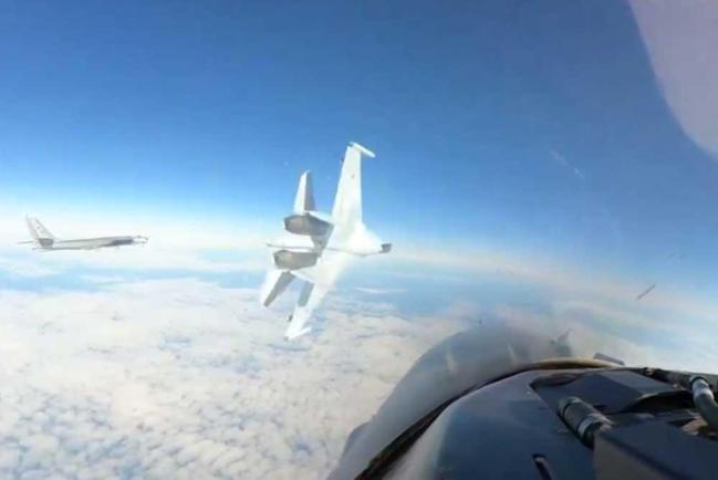 Су-35 ВКС России вселил страх в американские F-16 при перехвате Ту-95