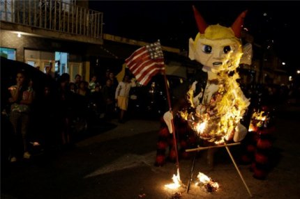Праздник "La Quema del Diablo" в Гватемале.