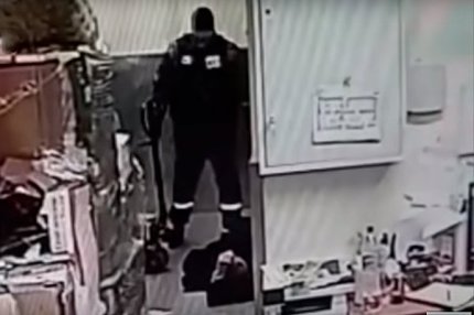 Момент избиения ЧОПовцем подозреваемого в воровстве в магазине в Уфе