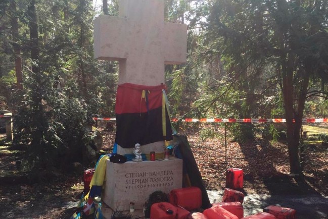 Украинский посол возмутился осквернением могилы Степана Бандеры в Мюнхене
