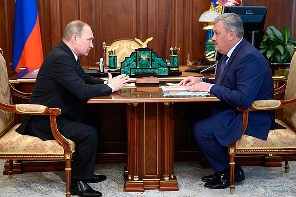 Владимир Путин на встрече с врио Главы Республики Коми Сергеем Гапликовым.