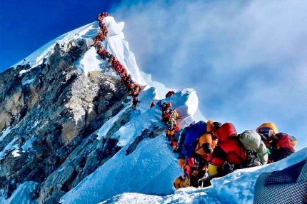 Пробка из альпинистов на вершине Эвереста