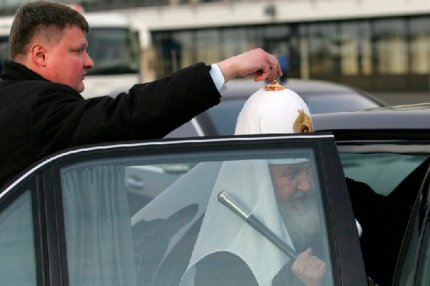 Патриарх Кирилл садится в автомобиль