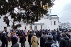 Тысячи верующих пришли в Киево-Печерскую лавру, которую монахи УПЦ должны сегодня покинуть