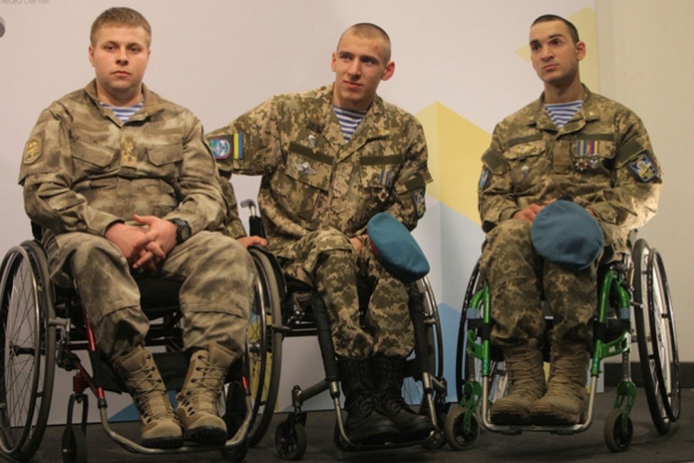 Инвалидность украина. Колясочник военный. Украинские солдаты инвалиды.