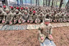 Чеченский батальон молится в лесу под Киевом