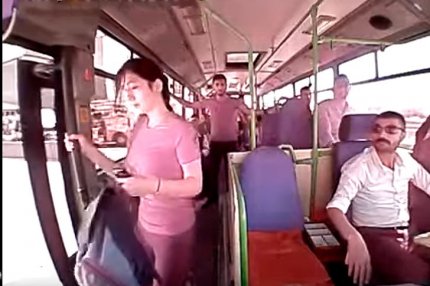 В турецком городе Гебзе девушка вышла из двигающегося автобуса