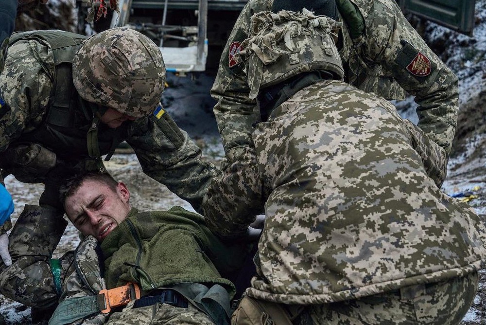 Раненный украинский солдат