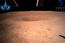 Первая фотография обратной стороны Луны сделанная китайским космическим аппаратом «Чанъэ-4» со столь близкого расстояния