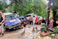 Ужасные кадры потопа и его последствия в Сочи: погибла женщина, раскуроченные автомобили, затопленные дома 