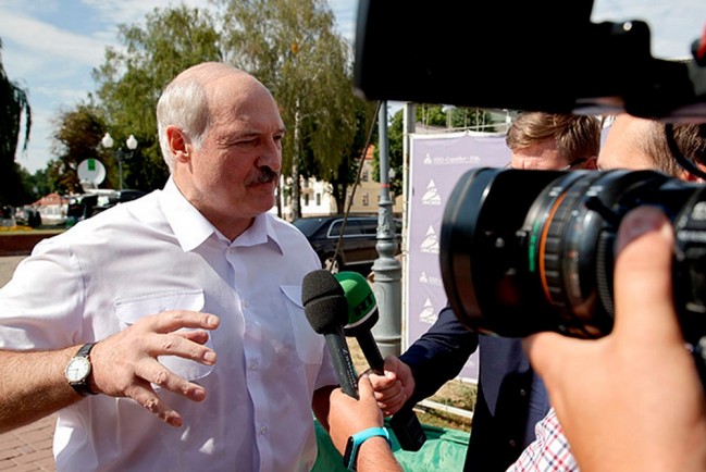 Лукашенко дает интервью журналистам