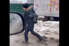 В Краснодаре дети идут в школу по колено в грязной, ледяной воде